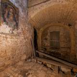 Ai nostri occhi si mostra un ambiente alto e maestoso contraddistinto da un�unica navata...